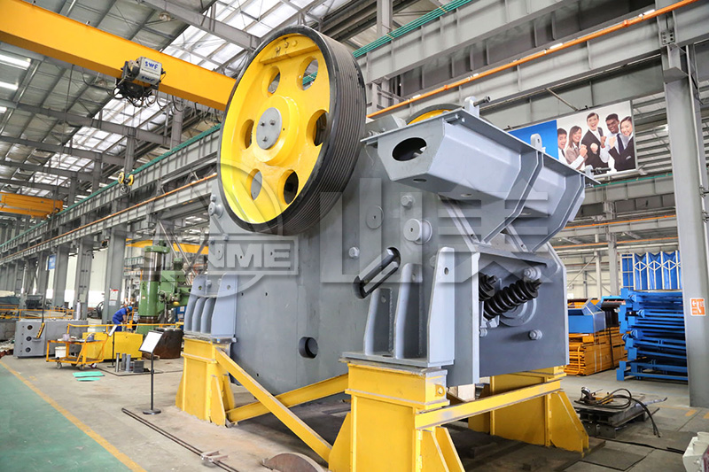 顎式破碎機(jī)工作中出現(xiàn)卡料、不下料是什么原因