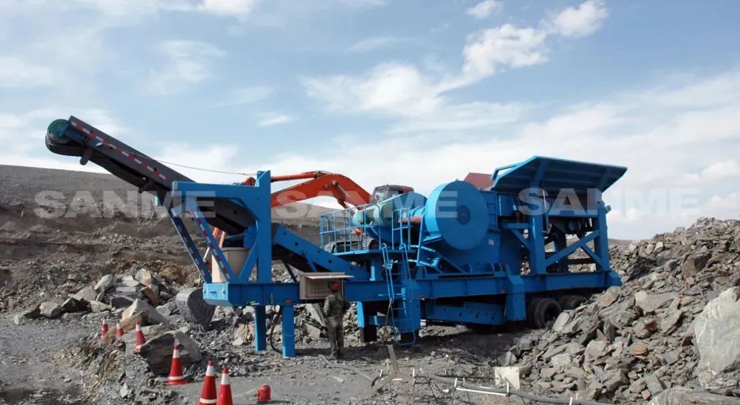 時(shí)產(chǎn)值近600萬(wàn)！山美移動(dòng)式破碎篩分一體站助力江蘇高碳鉻鐵礦破碎項(xiàng)目建設(shè)