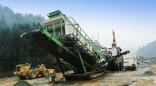 時(shí)產(chǎn)值近600萬(wàn)！山美移動(dòng)式破碎篩分一體站助力江蘇高碳鉻鐵礦破碎項(xiàng)目建設(shè)