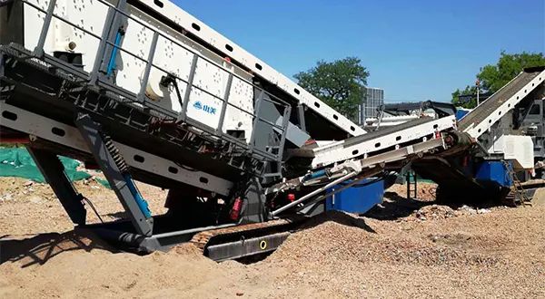 時(shí)產(chǎn)值近600萬(wàn)！山美移動(dòng)式破碎篩分一體站助力江蘇高碳鉻鐵礦破碎項(xiàng)目建設(shè)